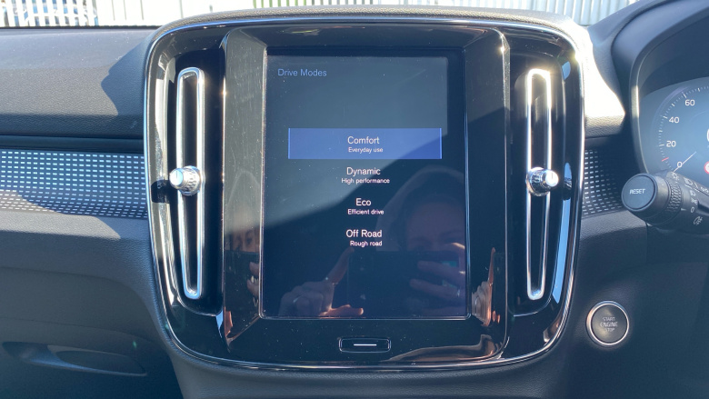 Volvo Xc40 2.0 T4 R DESIGN Pro 5dr AWD Geartronic Petrol Estate